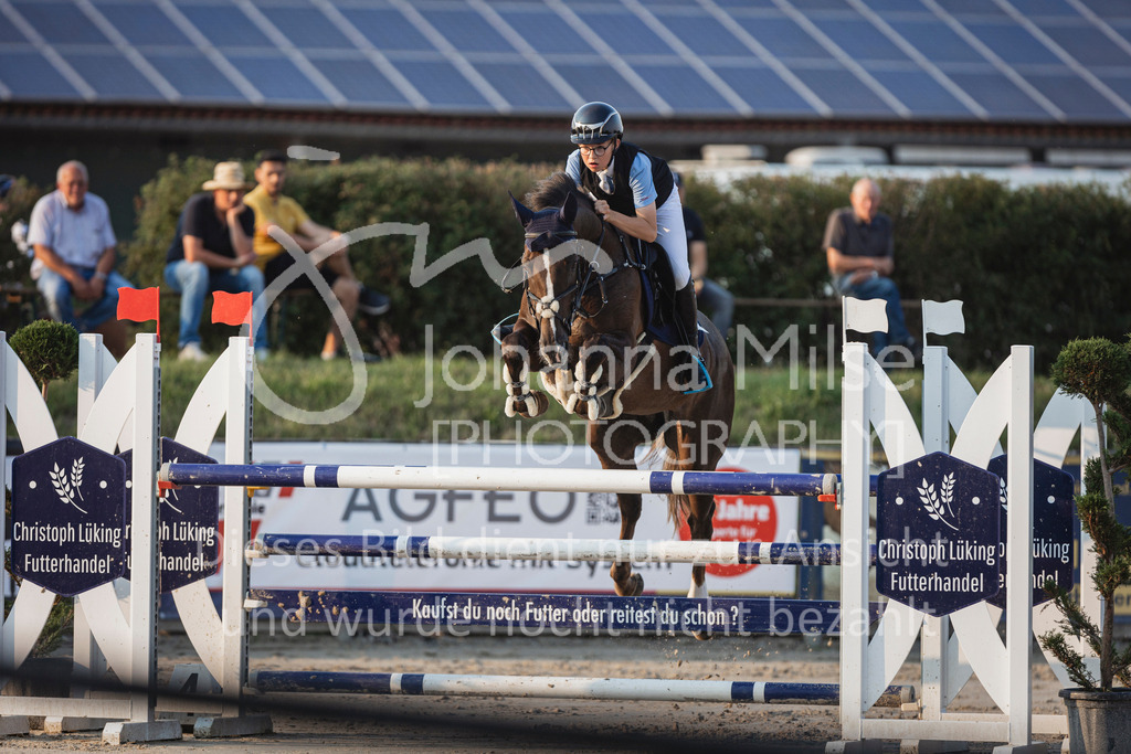 240627_LüPfSpTa_M1-Spr-330 | Deine schönsten Turniermomente als professionelle Fotos! Entdecke hochwertige Pferdesport-Fotografie im Online-Shop. Jetzt Fotos finden & bestellen!