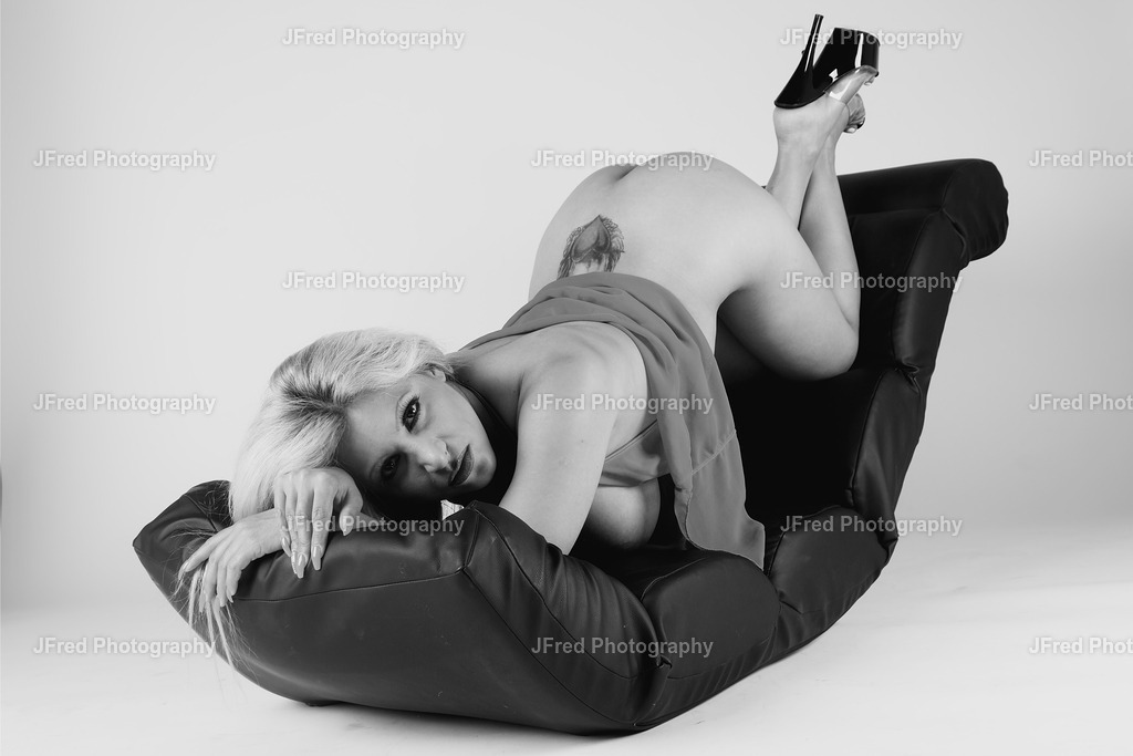 Model Monique | Hochwertige Fotografie Drucke und FineART Prints von Models im Studio oder OnLocation. NudeART Shootings als ästhetische moderne Nude Fotografie. - Realisiert mit Pictrs.com