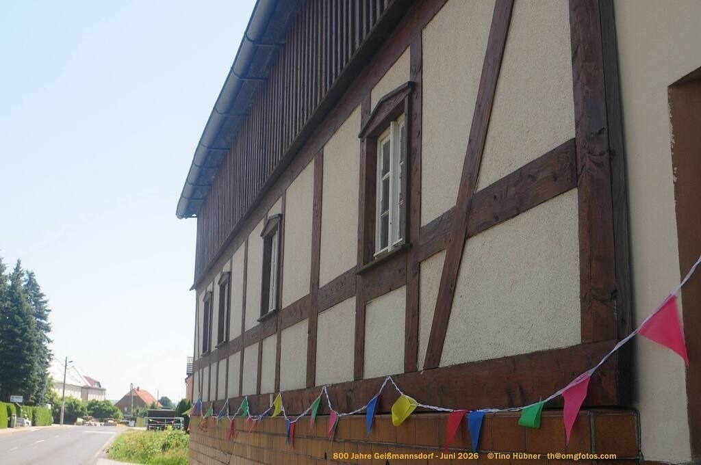Geißmannsdorf-2026-Ortsbilder-300 | Geißmannsdorf bei Bischofswerda im Sommer 2026. Ein fotografischer Streifzug durch das Dorf Geißmannsdorf, mit Gebäuden, Straßen, Strohpuppen und geschmückten Vorgärten und Grundstücken anlässlich der 800-Jahr-Feier von Geißmannsdorf im Juni 2026 - Realisiert mit Pictrs.com