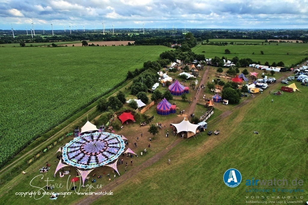 Bachblyten® Festival 2023 | Entdecken Sie atemberaubende Luftbilder und Fotografien auf airwatch.de - Tauchen Sie ein in eine Welt voller faszinierender Aufnahmen aus der Vogelperspektive.