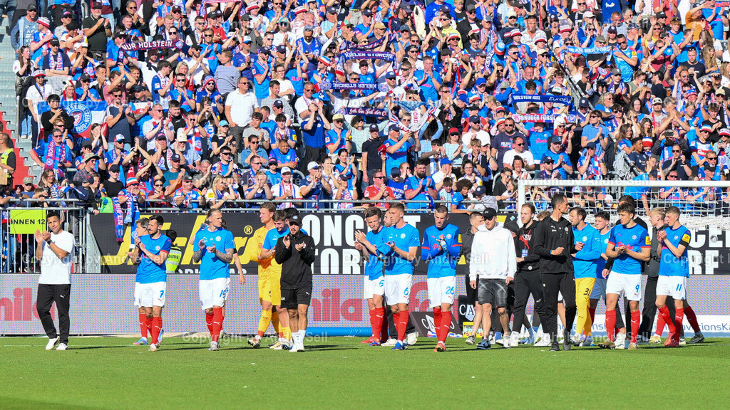 Holstein Kiel vs SC Freiburg | Holstein-Spieler nach dem Spielende und besiegeltem Abstieg / Fußball-Bundesliga Männer 2024/2025 / 33. Spieltag / Holstein Kiel vs SC Freiburg / Holstein-Stadion / Kiel / 10.05.25 - Realisiert mit Pictrs.com