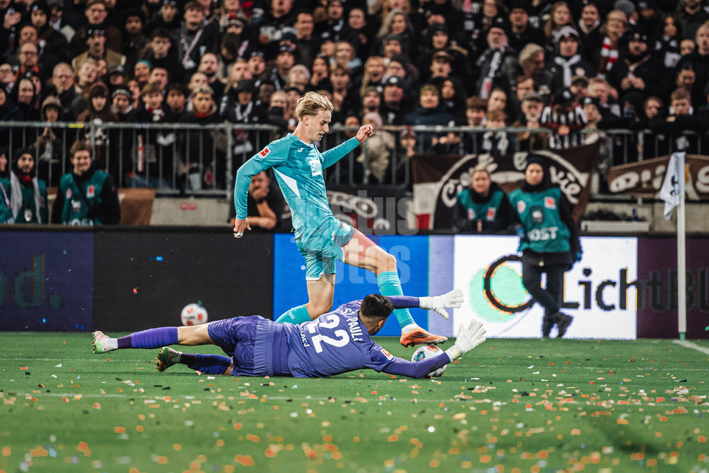 Fußball | Männer | Saison 2025/2026  | Fußball-Bundesliga | 07. Spieltag | FC St. Pauli vs. TSG Hoffenheim | 19.10.2025 | hinten Max Moerstedt (#33, TSG Hoffenheim) gegen vorne Nikola Vasilj (#22, FC St. Pauli)