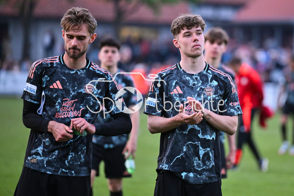 TSV Aubstadt - FC Bayern Amateure | mit haengenden Koepfen verabschieden sich die Spieler des FC Bayern bei den mitgereisten Fans / Luca DENK (FC Bayern München II #6), Maximilian WAGNER (FC Bayern München II #7)  / Regionalliga Bayern: TSV Aubstadt - FC Bayern Muenchen II, NGN-Arena am 23.04.2025