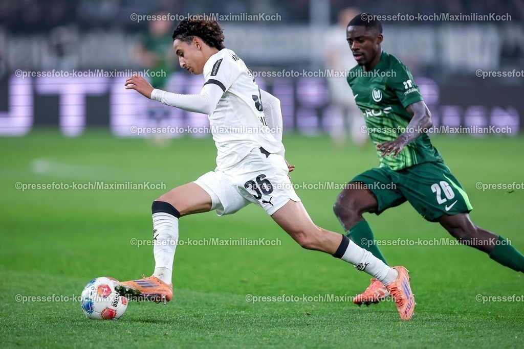 BMG13122502201 | 13.12.2025, Fußball, Borussia Mönchengladbach - VfL Wolfsburg, 1. Fußball Bundesliga, 14.Spieltag, Borussia-Park, Saison 2025 2026: Wael Mohya (Borussia Mönchengladbach #36) im Zweikampf gegen  Sael Kumbedi&nbsp;(VfL Wolfsburg #26)   DFB regulations prohibit any use of photographs as image sequences and or quasi-video.