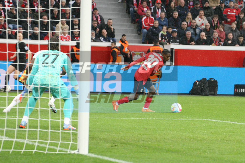 Bayer 04 Leverkusen - FC Bayern München | Jeremie Frimpong - © Sportfoto-Sale (MK) - Realisiert mit Pictrs.com