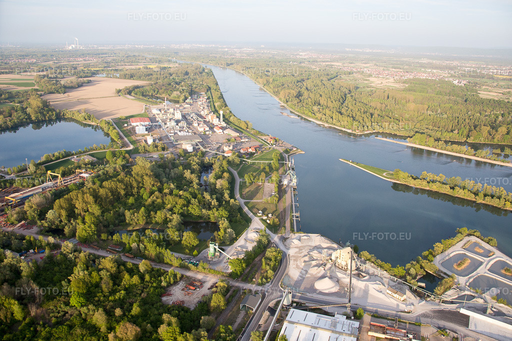Vue aérienne: Vue de la ville à Lauterbourg dans le département Bas Rhin, France.Photo: IMG_077994.jpg prise le 24/04/2015 par Werner Riehm/FLY-FOTO.euRésolution de l'original: 5472 x 3648 px