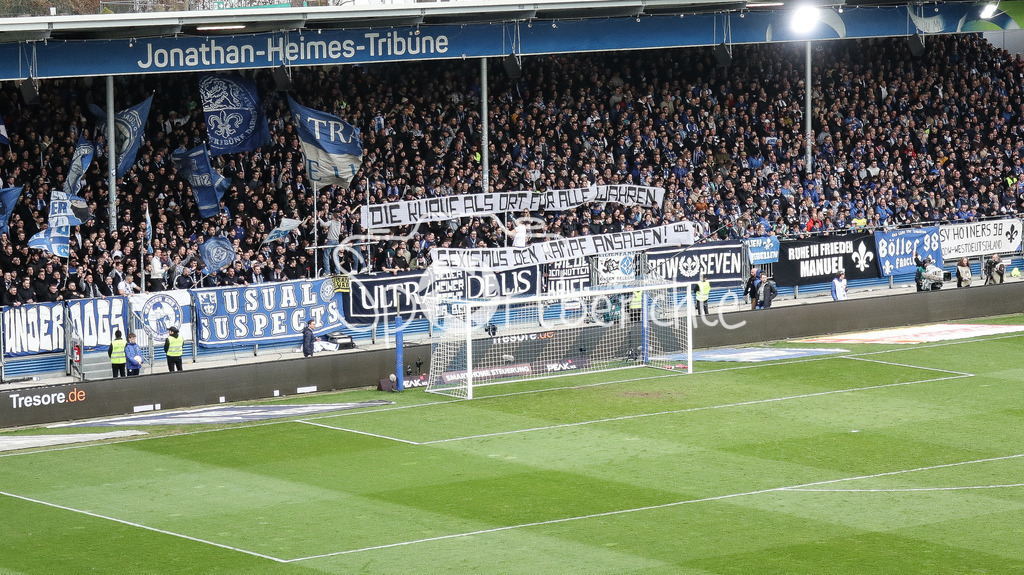 Merck-Stadion am Böllenfalltor  | Die Heimkurve am Böllenfalltor beim Heimspiel der Lilien gegen FC Bayern München / Ultras / Fans / Sprchband