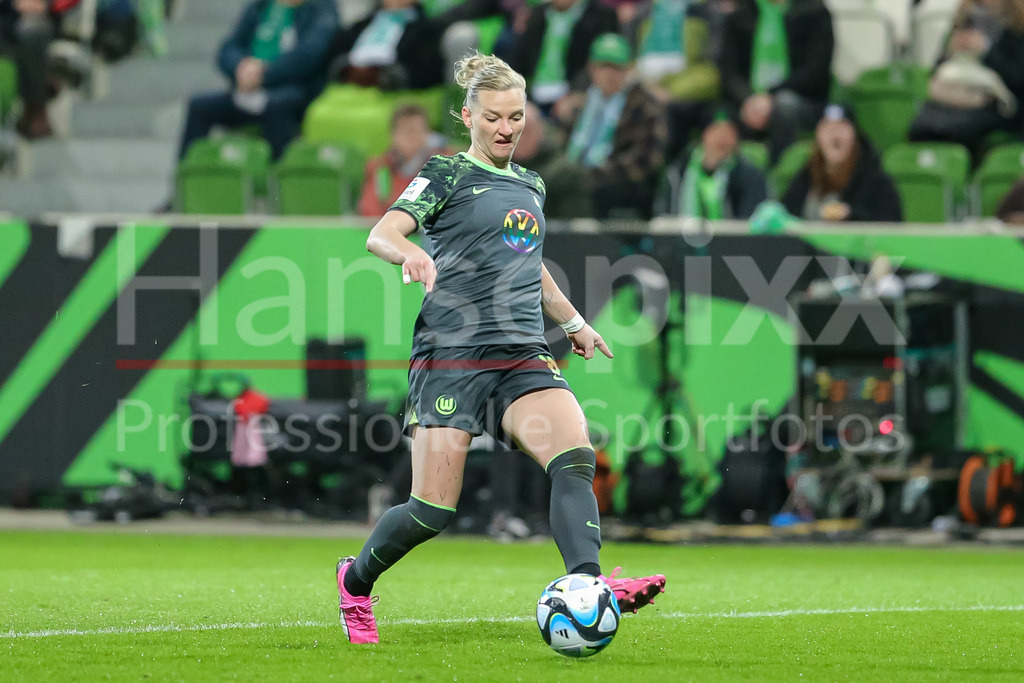 Fussball, Google Pixel Frauen-Bundesliga, VfL Wolfsburg - RB Leipzig | v.li.: Alexandra Popp (Alex Popp, VfL Wolfsburg, 11) am Ball, Freisteller, Einzelbild, Ganzkörper, Aktion, Action, Spielszene, DIE DFB-RICHTLINIEN UNTERSAGEN JEGLICHE NUTZUNG VON FOTOS ALS SEQUENZBILDER UND/ODER VIDEOÄHNLICHE FOTOSTRECKEN. DFB REGULATIONS PROHIBIT ANY USE OF PHOTOGRAPHS AS IMAGE SEQUENCES AND/OR QUASI-VIDEO.