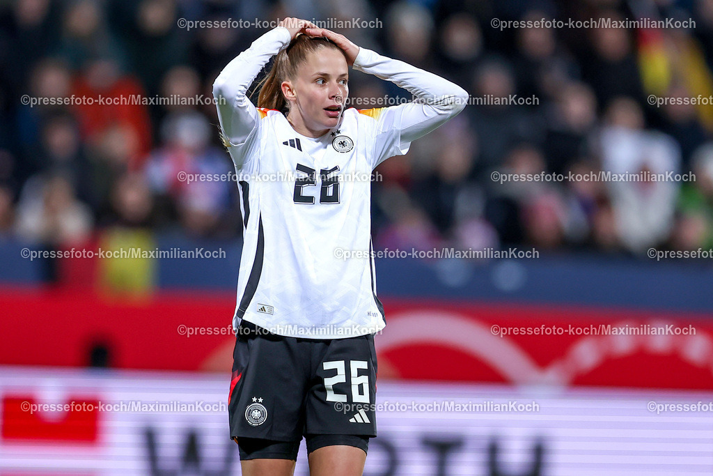DFB0212240114202269 | 02.12.2024, Fußball Länderspiel Frauen, Deutschland - Italien, Vonovia-Ruhrstadion Bochum, Saison 2024 2025: Vivien Endemann (GER #26)DFB regulations prohibit any use of photographs as image sequences and or quasi-video.