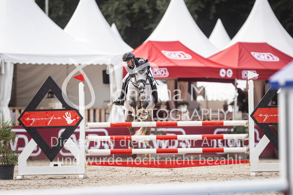 240906_BuCha_PonyA-5j-123 | Deine schönsten Turniermomente als professionelle Fotos! Entdecke hochwertige Pferdesport-Fotografie im Online-Shop. Jetzt Fotos finden & bestellen!