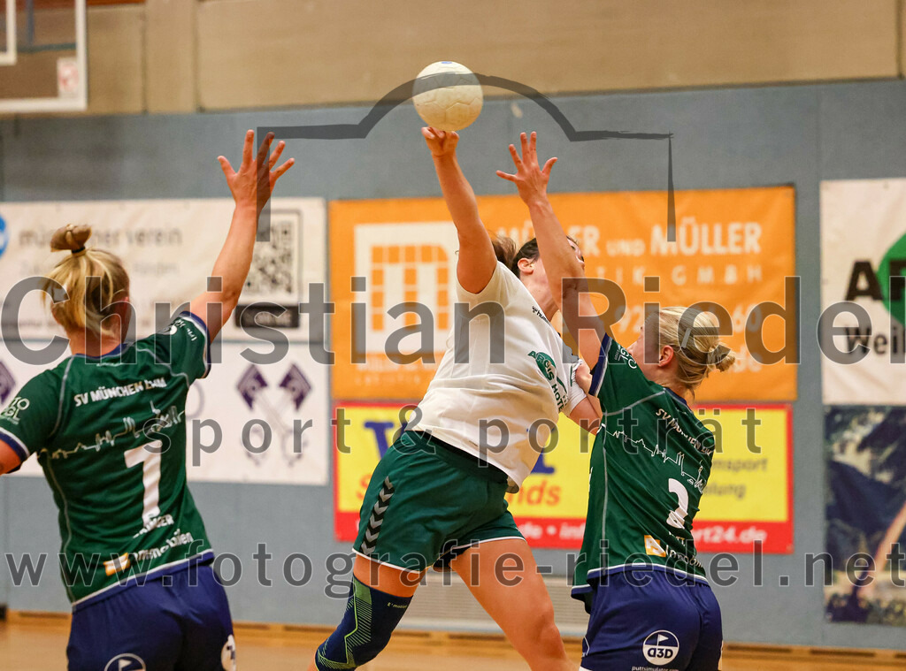 2023-09-16_071_TSV_Vaterstetten_gegen_SV_Muenchen_Laim | Baldham, Deutschland, 16.09.2023:
Handball, Bayernliga Frauen Staffel Süd 2023 / 2024, 1. Spieltag, TSV Vaterstetten gegen SV München Laim, Endergebnis: 23:34

Sophie Heringer (SV München Laim, #7), Sara Broß (TSV Vaterstetten, #8), Katharina Klotz (SV München Laim, #3)

Foto: Christian Riedel / fotografie-riedel.net