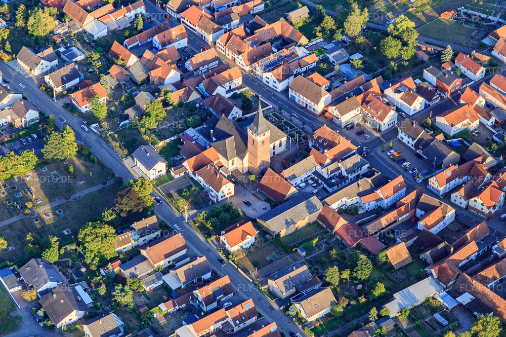 Luftbild: Pfarrkirche St. Leo im Ortsteil Schaidt in Wörth im Bundesland Rheinland-Pfalz in Deutschland. Foto: IMG_117450.jpg vom 06.09.2019 durch Werner Riehm/FLY-FOTO.de