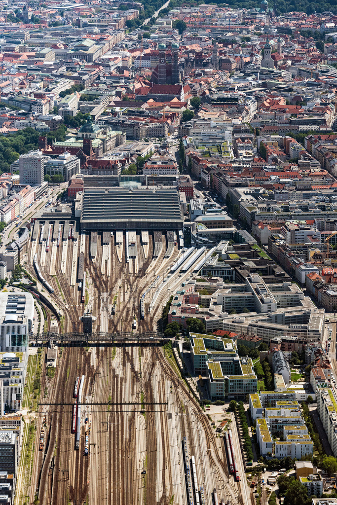 dr__0031617.jpg | MüNCHEN 09.08.2019 Schienen- Gleis- und Oberleitungsstrang im Streckennetz der Deutschen Bahn in München im Bundesland Bayern, Deutschland. // Railway track and overhead wiring harness in the route network of the Deutsche Bahn in Munich in the state Bavaria, Germany. Foto: Daniel Reiter