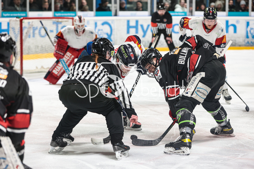 EHC Königsbrunn - VfE Ulm/Neu-Ulm | Tim BULLNHEIMER (EHC #8= gewinnt in Bully gegen einen Ulmer