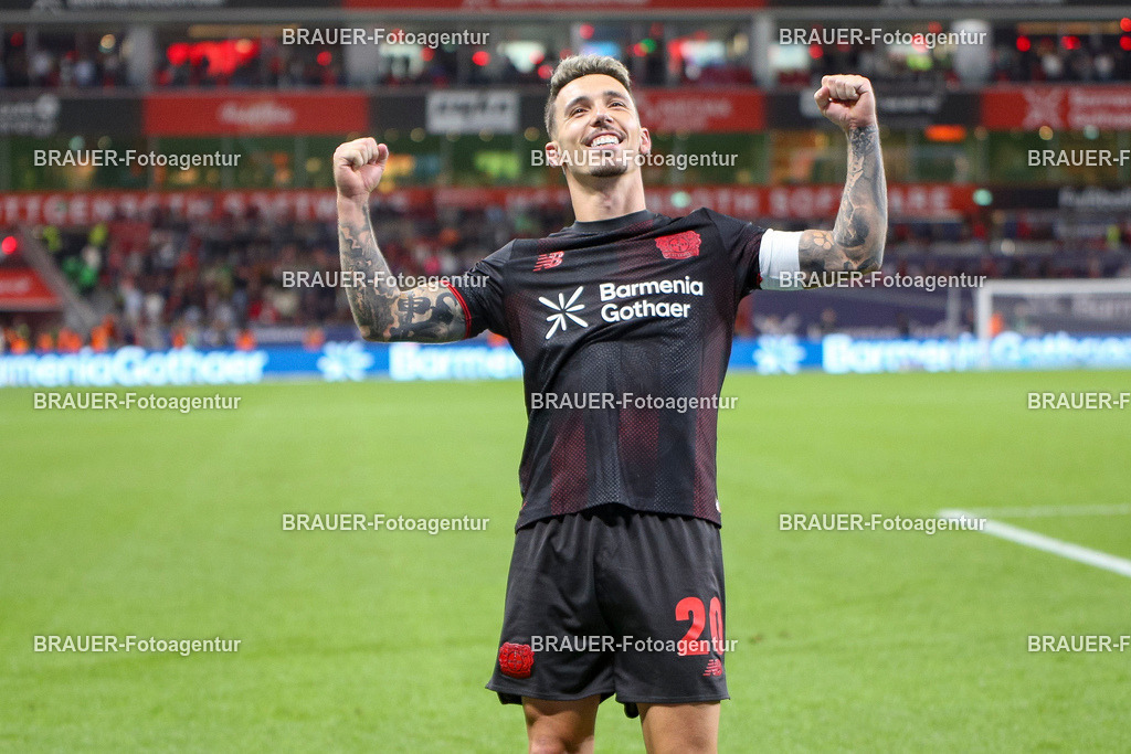 Bayer 04 Leverkusen vs Eintracht Frankfurt - Bundesliga  | Leverkusen, Deutschland, 12.09.25:   Alejandro Grimaldo (Bayer 04 Leverkusen) Torjubel, jubelt nach seinem Treffer zum 3:1 waehrend des Spiels der Bundesliga zwischen  Bayer 04 Leverkusen vs Eintracht Frankfurt in der BayArena(Foto von Brauer-Fotoagentur / Adrian Schlueter)