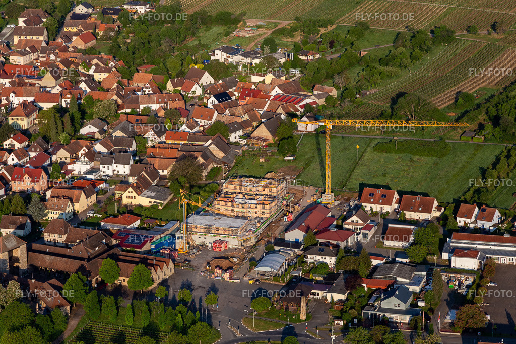 Neubau hinter dem Weintor in Schweigen | Luftbild: Neubau hinter dem Weintor in Schweigen im Ortsteil Schweigen in Schweigen-Rechtenbach im Bundesland Rheinland-Pfalz in Deutschland. Foto: IMG_120651.jpg vom 03.05.2020 durch ©2025 Werner Riehm fly-foto.de/copyright - Realisiert mit Pictrs.com