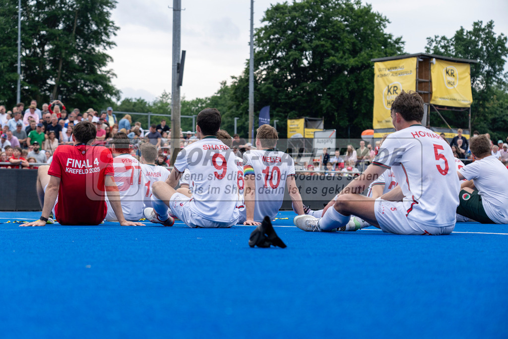 Final4_20250601-1519-HK108773 | Krefeld, Deutschland, 01.06.2025:  Feldhockey Final4 2025 – „Deutsche Feldhockey-Meisterschaften 2025“ Crefelder HTC - Rot-Weiss Köln (Finale Herren) im Gerd-Wellen-Hockeyanlage am 01.06.2025 in Krefeld, Deutschland. (Foto von Kramhöller/Fehrmann/Kaste)Krefeld, Germany, 01.06.2025: Feldhockey Final4 2025 – „Deutsche Feldhockey-Meisterschaften 2025“ Harvestehuder HTC - Düsseldorfer HC (Finale Damen) in Gerd-Wellen-Hockeyanlage at 01.06.2025 in Krefeld, Deutschland. (Foto from Kramhöller/Fehrmann/Kaste)