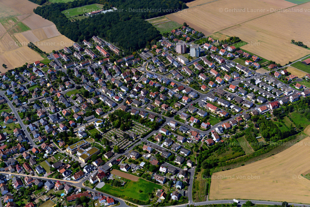 3650173 | ROTTENDORF 31.08.2016 Wohngebiet einer Einfamilienhaus- Siedlung am Rande von landwirtschaftlichen Feldern in Rottendorf im Bundesland Bayern, Deutschland // Single-family residential area of settlement on the edge of agricultural fields in Rottendorf in the state Bavaria, Germany Foto: Gerhard Launer