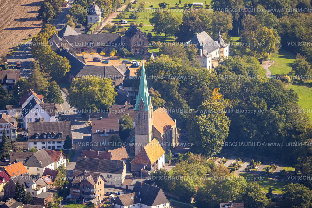 Holzwickede220900749Opherdicke | Luftbild, St. Stephanus Kirche, im Hintergrund das Wasserschloss Haus Opherdicke, Opherdicke, Holzwickede, Ruhrgebiet, Nordrhein-Westfalen, Deutschland