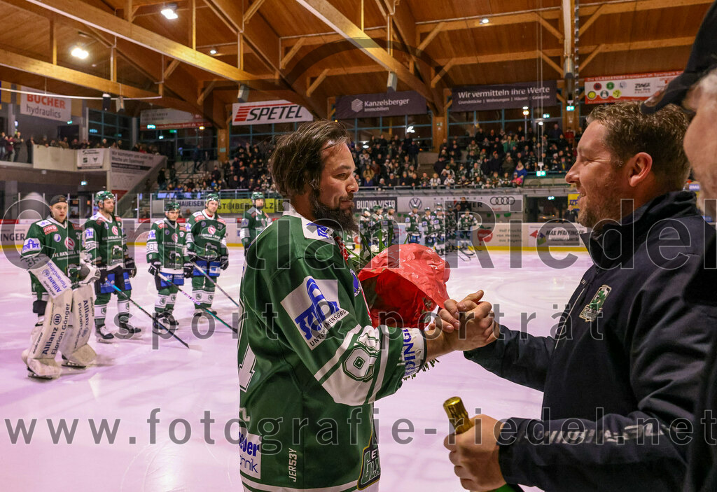 2024-02-02_008_TSV_Erding_gegen_ERSC_Amberg | Erding, Deutschland, 02.02.2024:
Eishockey, Bayernliga Vorrunde 2023 / 2024, 30. Spieltag, TSV Erding gegen ERSC Amberg, Endergebnis: 1:0

Rudolf Lorenz (Erding Gladiators, #91), David Whitney (Erding Gladiators)

Foto: Christian Riedel / fotografie-riedel.net