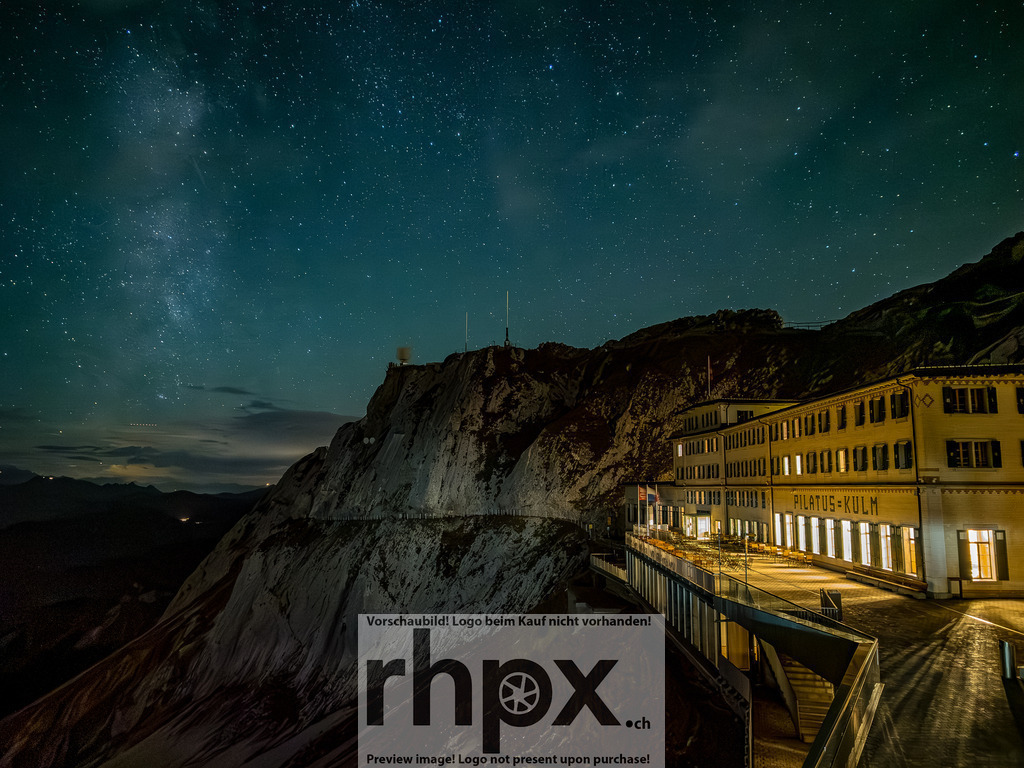 Astronomieabend am Pilatus / Astronomy Evening at Pilatus | <p><strong>Kosmos. Licht. Staunen.</strong></p>
<p>Unter dem weiten Sternenzelt auf dem Pilatus versammeln sich Begeisterte, um in die Tiefen des Universums zu blicken. </p>

<br>
<p><strong>Cosmos. Light. Wonder.</strong></p>
<p>Under the vast starry canopy on Mount Pilatus, enthusiasts gather to gaze into the depths of the universe.</p> - Realisiert mit Pictrs.com
