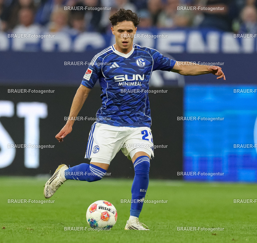 1_S04BER_20250801_1854.JPG -  - FC Schalke 04 - Hertha BSC Berlin - 2. Bundesliga | Gelsenkirchen, Deutschland, 01.08.25: Soufiane El-Faouzi (FC Schalke 04) in Aktion, am Ball, Einzelaktion waehrend des Spiels der 2. Bundesliga zwischen FC Schalke 04 - Hertha BSC Berlin in der Veltins-Arena am 01. August 2025 in Gelsenkirchen, Deutschland. (Foto von Stefan Brauer/Brauer-Fotoagentur)DFB/DFL REGULATIONS PROHIBIT ANY USE OF PHOTOGRAPHS AS IMAGE SEQUENCES AND/OR QUASI-VIDEO.