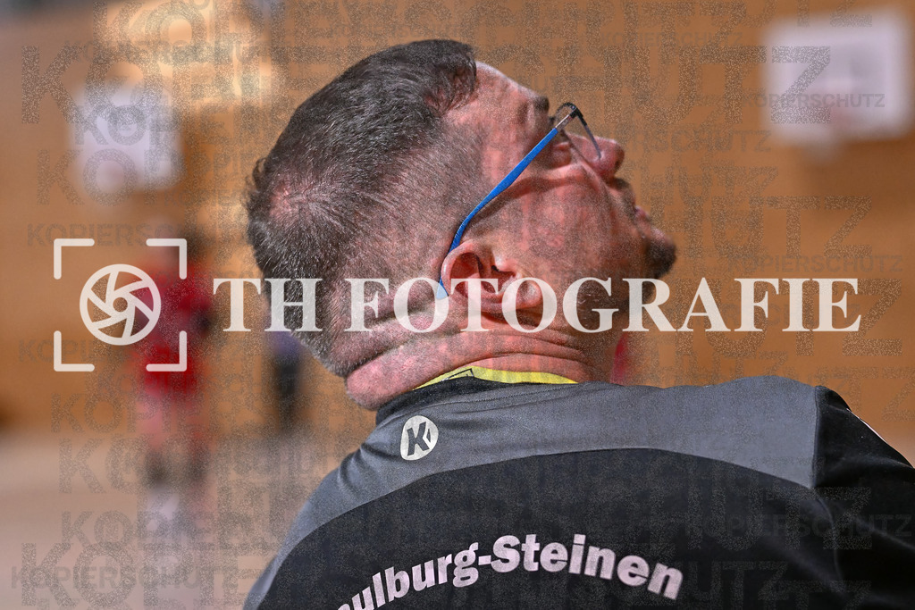 GER, SG Maulburg/Steinen - HB Kinzigtal, Handball, Suedbadenliga, 22. Spieltag, Saison 2023/2024, 27.04.2024 | Karsten Haas (SG Maulburg Steinen, Trainer) schaut hoch Richtung Spieluhr.

GER, SG Maulburg/Steinen - HB Kinzigtal, Handball, Suedbadenliga, 22. Spieltag, Saison 2023/2024, 27.04.2024

Foto: TH Fotografie/Thomas Hess
