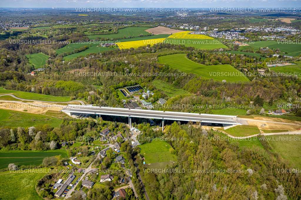 Heiligenhaus230407675 | Luftbild, Baustelle Angerbachtalbrücke, Autobahnneubauabschnitt der A44, Lückenschluss zwischen Ratingen-Ost und Velbert, Klärwerk Angertal, Heiligenhaus, Ruhrgebiet, Nordrhein-Westfalen, Deutschland