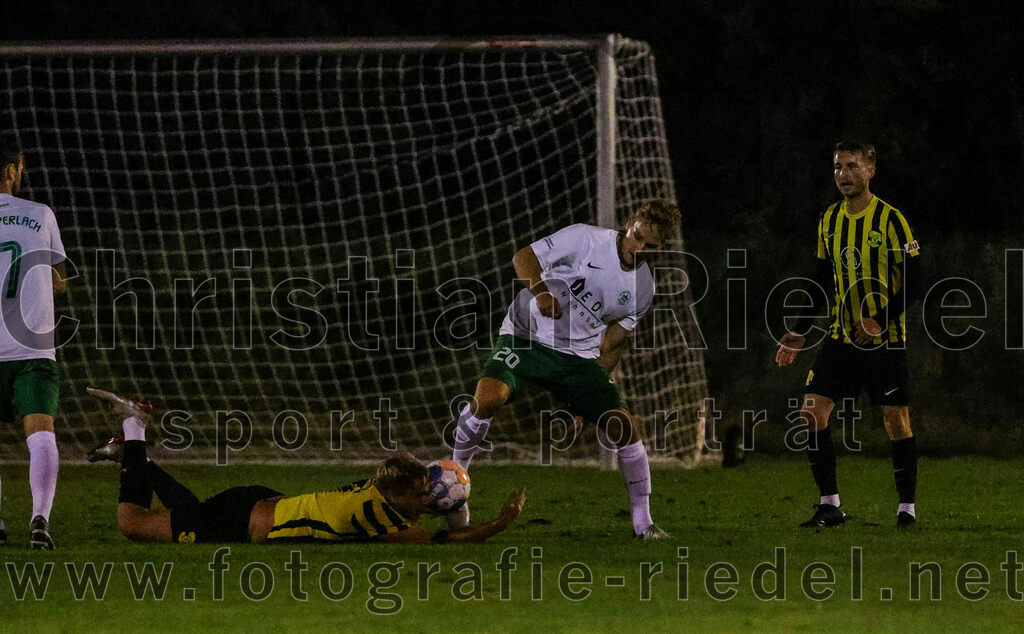 2023-09-15_070_FC_Moosinning_gegen_SV_Waldperlach | Moosinning, Deutschland, 15.09.2023:
Fußball, Bezirksliga Oberbayern Ost 2023 / 2024, 9. Spieltag, FC Moosinning gegen SV Waldperlach, Endergebnis: 0:1

Stefan Haas (FC Moosinning, #8), Lukas Mühlbauer (SV Waldperlach, #20), Maximilian Lechner (FC Moosinning, #11)

Foto: Christian Riedel / fotografie-riedel.net