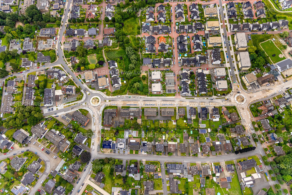 Bottrop240701657Kirchhellen | Luftbild, Großbaustelle Hackfurthstraße und zwei neue Kreisverkehre, links Dorfheide und rechts Kirchhellener RIng, Wohngebiet, Kirchhellen, Bottrop, Ruhrgebiet, Nordrhein-Westfalen, Deutschland