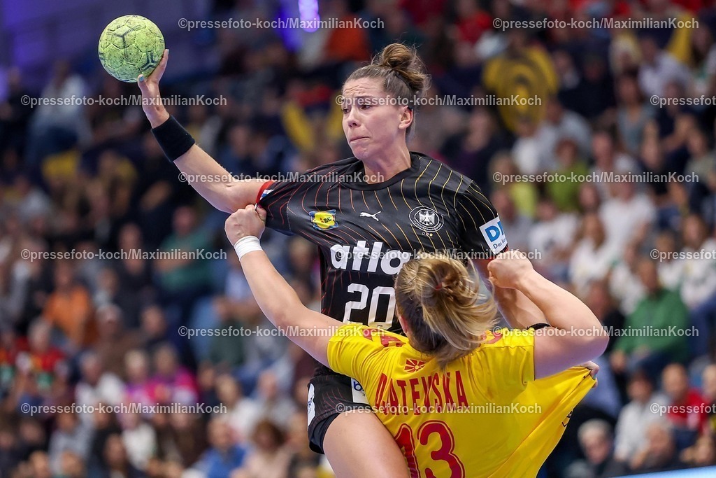 DHB16102501022 | 16.10.2025, Handball, EHF Frauen Länderpiel, EM Qualifikation 2026, Deutschland - Nordmazedonien, Schwalbe-Arena in Gummersbach:  Emily VOGEL (GER #20) im Zweikampf gegen   Ivana DJATEVSKA (MKD #13) 