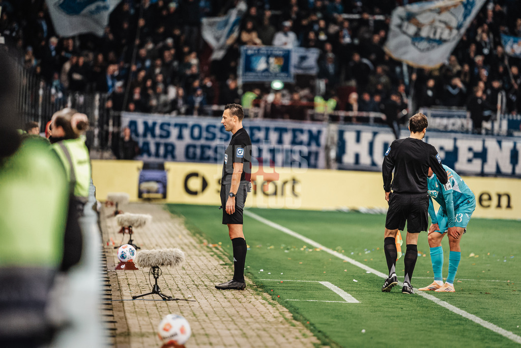 Fußball | Männer | Saison 2025/2026  | Fußball-Bundesliga | 07. Spieltag | FC St. Pauli vs. TSG Hoffenheim | 19.10.2025 | Schiedsrichter Sven Jablonski prüft das vermeintliche Tor von Danel Sinani (#10, FC St. Pauli) Videobeweis VAR