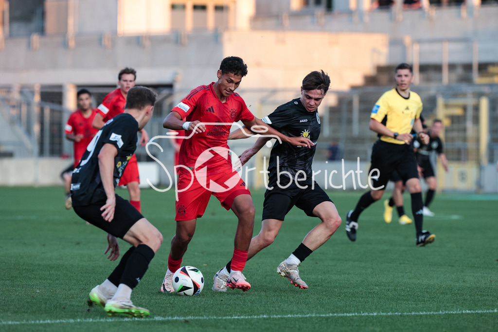 FC Bayern Amateure - SpVgg Ansbach | im Duell Yousef QUSHI (FCB #17) und Christian KESTEL (Ansbach #16) / Zweikampf
