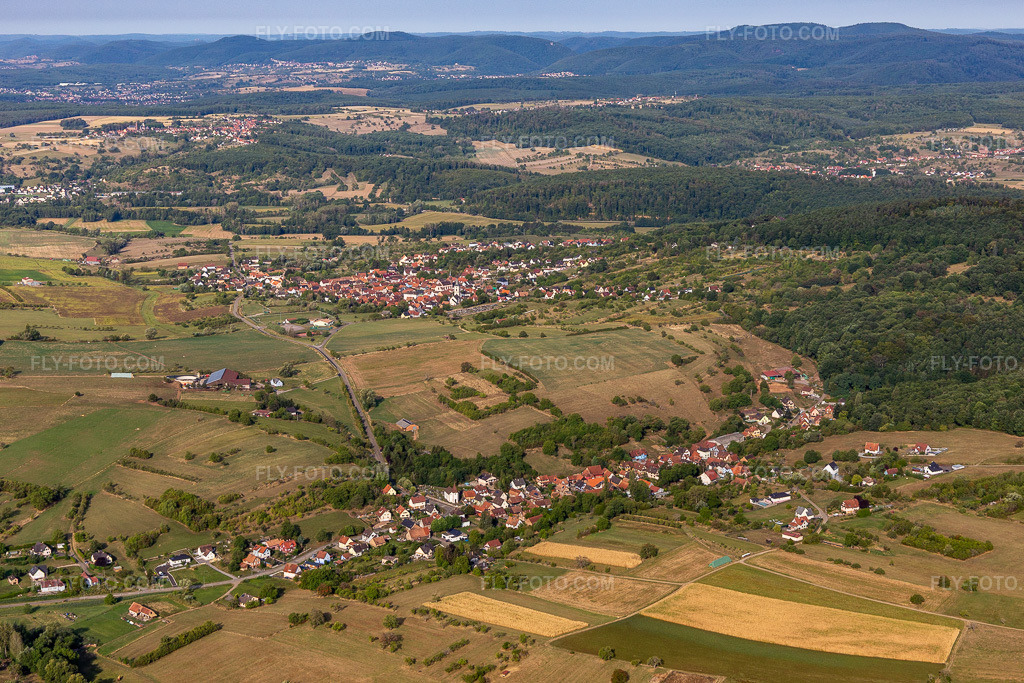 Aerial view: Mitschdorf in Gœrsdorf in the state Bas-Rhin, France.Photo: IMG_134276.jpg taken on 08/29/2022 by Werner Riehm/FLY-FOTO.comResolution of the original: 5369 x 3579 px
