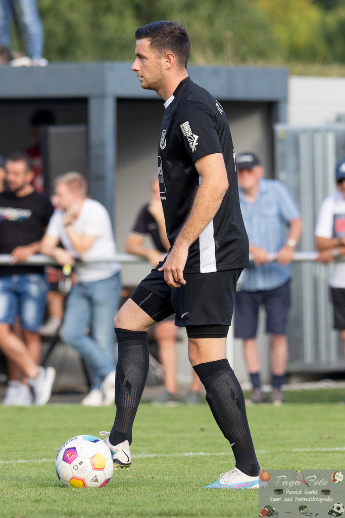 Hessenliga: Türk Gücü Friedberg - FC Eddersheim, 09.08.2024 | Maximilian Thomasberger (FC Eddersheim #5) am Ball, Freisteller, Portrait / Porträt, Türk Gücü Friedberg - FC Eddersheim, Friedberg, Städtischer Sportplatz, 9.8.2024 - Realisiert mit Pictrs.com