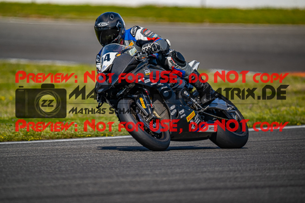 MaZZes_FotoMatrix_230410_5993 | WEISS