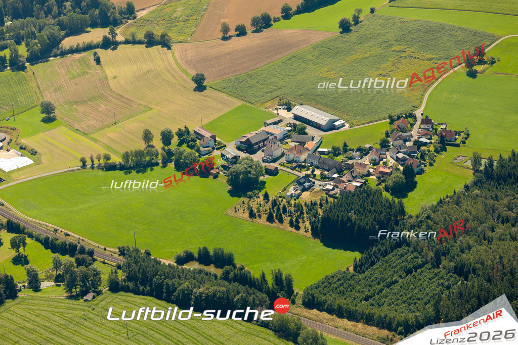 Das Luftbild zeigt : Groschlattengrün Schlössl Pechbrunn - Die Luftaufnahme wurde 2023 vom UL-Flugzeug aus erstellt ( keine Drohne ) - Hochauflösende Luftaufnahme - Für grossformatige Ausdrucke geeignet. Die Geschenkidee !Mit Lizenz und Bildrechte bestellbar