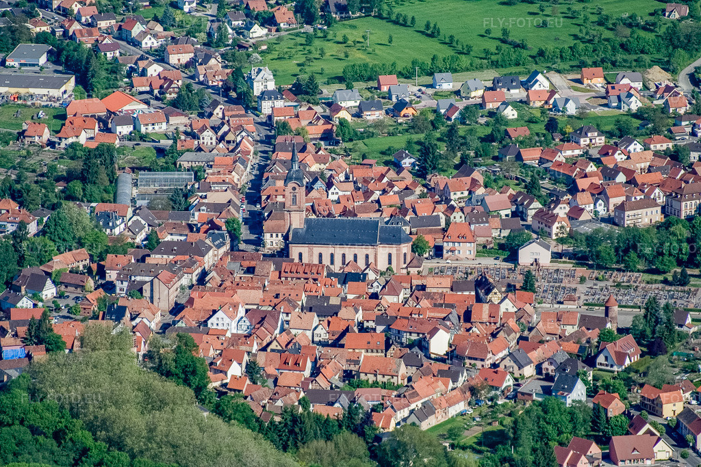 Vue aérienne: Église Saint-Michel de Reichshoffen et cimetière à Reichshoffen dans le département Bas Rhin, France – .Photo: IMG_10835.jpg prise le 12/05/2008 par Werner Riehm/FLY-FOTO.eu – Résolution de l'original: 3456 x 2304 px