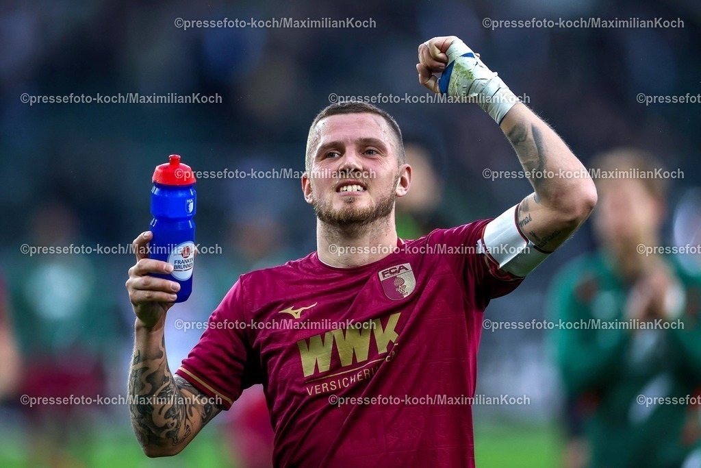 BMG21022501087 | 22.02.2025, Fußball, Borussia Mönchengladbach - FC Augsburg, 1. Fußball Bundesliga, Borussia-Park, Saison 2024 2025: Abschlussjubel nach dem 3:0 Sieg der Augsburger. Jeffrey Gouweleeuw (FC Augsburg #6) jubelndDFB regulations prohibit any use of photographs as image sequences and or quasi-video.