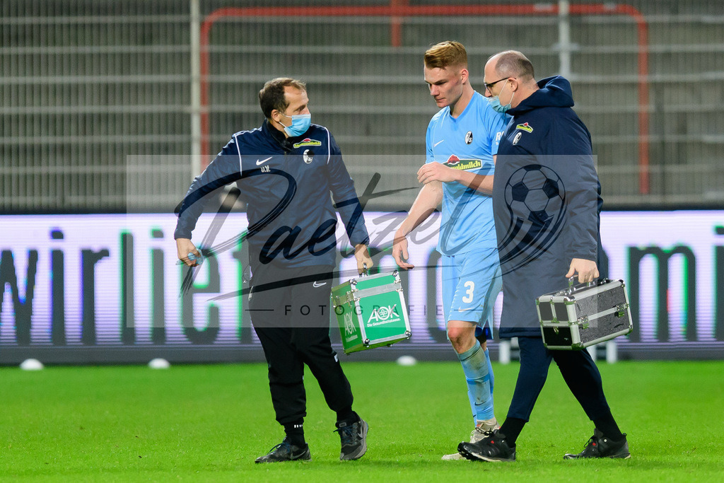 FCUFRE20211215_042 | Fussball, Herren: Philipp Lienhart (SC Freiburg) verletzt bei dem Spiel der 1. Bundesliga zwischen 1. FC Union Berlin und SC Freiburg im Stadion An der Alten Foersterei am 15.12.2021 in Berlin, Deutschland.DFB / DFL REGULATIONS PROHIBIT ANY USE OF PHOTOGRAPHS AS IMAGE SEQUENCES AND/OR QUASI-VIDEO. - Realisiert mit Pictrs.com