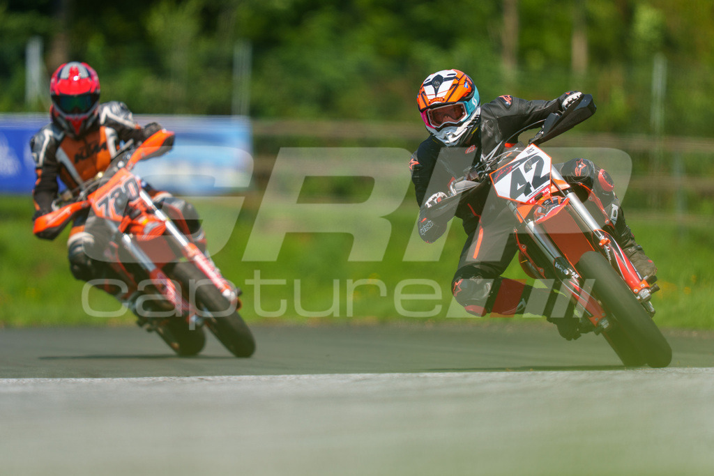 G-Cup + Supermoto Staatsmeisterschaft + Hungarian Supermoto Championship | GRIPcapture steht für authentische Sportfotografie in Österreich – für Momente, die mehr sind als Geschwindigkeit oder Ergebnis. Es geht um Emotion, Spannung, Fokus und den Augenblick, der oft nur einen Wimpernschlag dauert.Ob Motorsport, Teamsport oder 