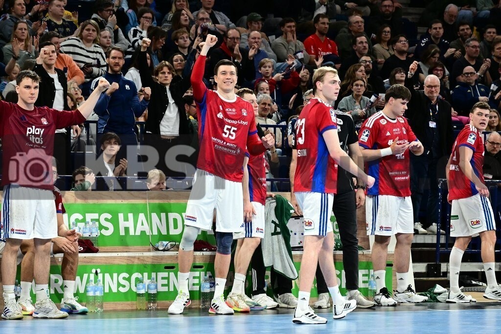 KBS Picture_HSVH-Melsungen_013 | Valiullin Azat (HSV Hamburg) jubelt auf der Bank ,Sportarena :  Barclays Arena Hamburg, - Realisiert mit Pictrs.com