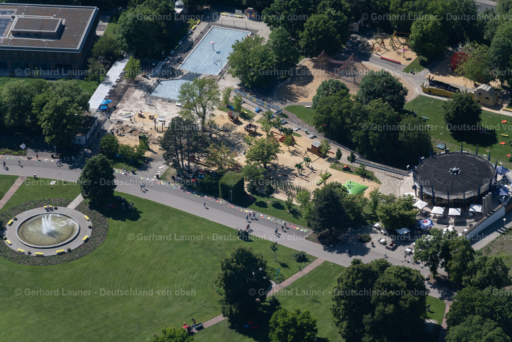 4045811 | ERFURT 14.06.2021 Parkanlage und Spielplatz mit Sandflächen " Spiel- und Erlebniswelt GärtnerReich " im egapark in Erfurt im Bundesland Thüringen, Deutschland. // Park with playground with sandy areas " Spiel- and Erlebniswelt GaertnerReich " in egapark in Erfurt in the state Thuringia, Germany. Foto: Gerhard Launer