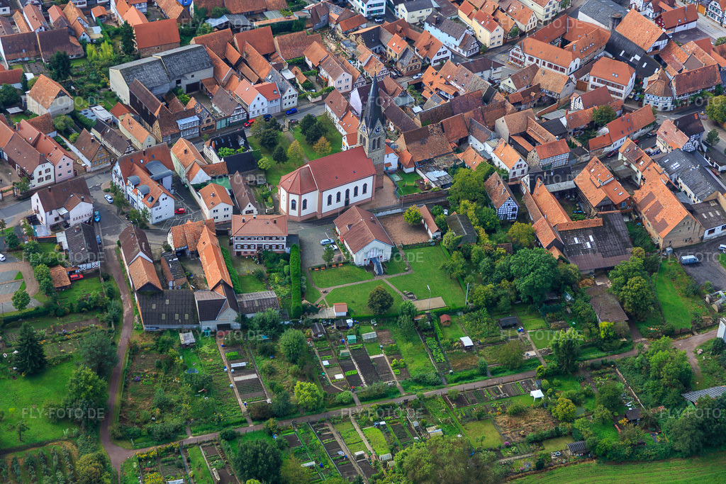 Luftbild: Kathol. Kirche von Norden in Steinweiler im Bundesland Rheinland-Pfalz in Deutschland. – Foto: IMG_072755.jpg vom 19.09.2014 durch Werner Riehm/FLY-FOTO.de – Auflösung des Originals: 5472 x 3648 px