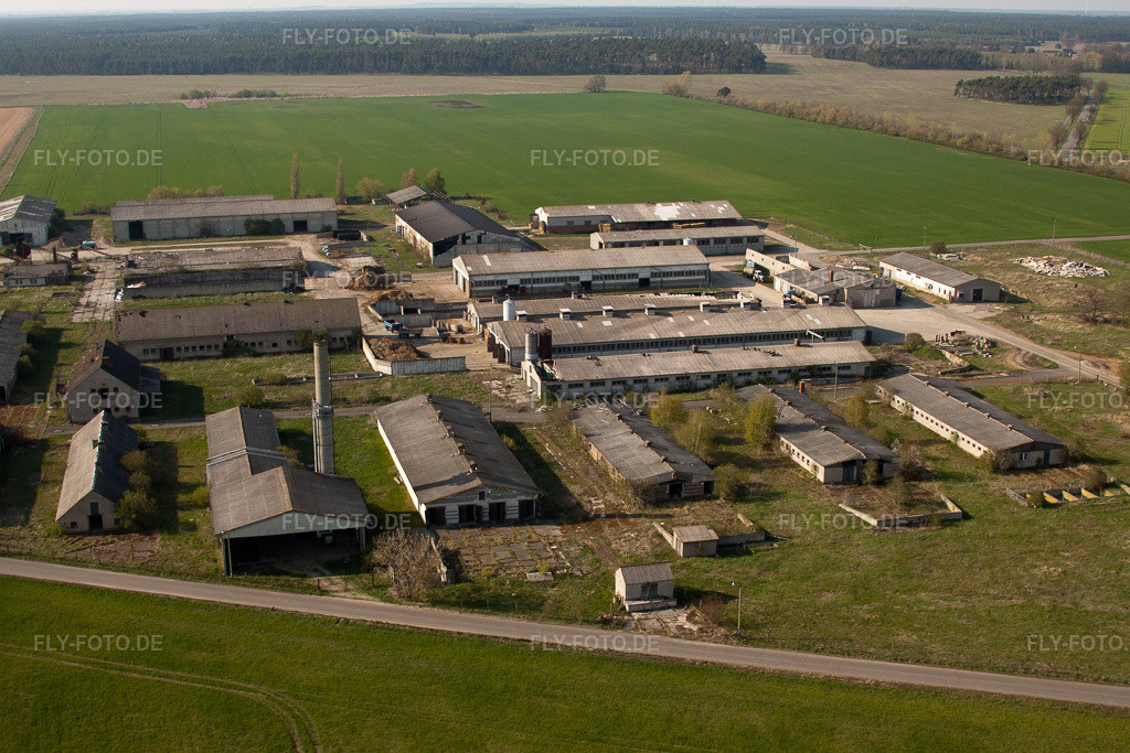 Luftbild: Ruine und Reste der Grundmauern verlassener Landwirtschafts-Funktionsgebäude im Ortsteil Ahlsdorf in Schönewalde im Bundesland Brandenburg in Deutschland. Foto: IMG_26237.jpg vom 24.04.2010 durch Werner Riehm/FLY-FOTO.de
