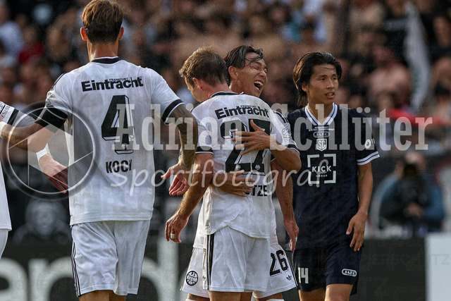 21.08.2026, GER, Fussball, Herren, DFB-Pokal, Saison 2026/2027, SC St. Tönis vs Eintracht Frankfurt | Mario Götze (Frankfurt) Torjubel, jubelt nach seinem Treffer zum 0:10 mit Keita Kosugi (Frankfurt)