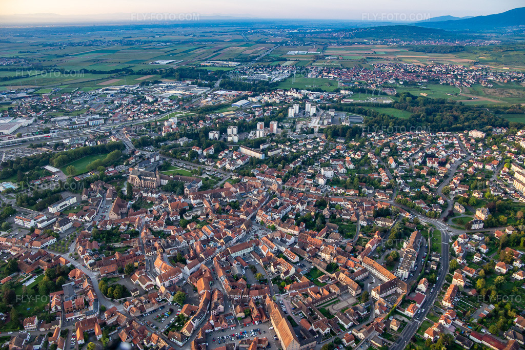 Aerial view: View of the town from the northwest in Molsheim in the state Bas-Rhin, France. – Photo: IMG_138008.jpg taken on 08/19/2023 by Werner Riehm/FLY-FOTO.com – Resolution of the original: 5166 x 3444 px