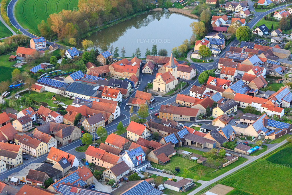 Luftbild: Dorfzentrum aus Westen mit Dorfsee und Kirche Mariä Himmelfahrt im Ortsteil Mönchstockheim in Sulzheim im Bundesland Bayern in Deutschland. Foto: IMG_088137.jpg vom 06.05.2016 durch Werner Riehm/FLY-FOTO.de