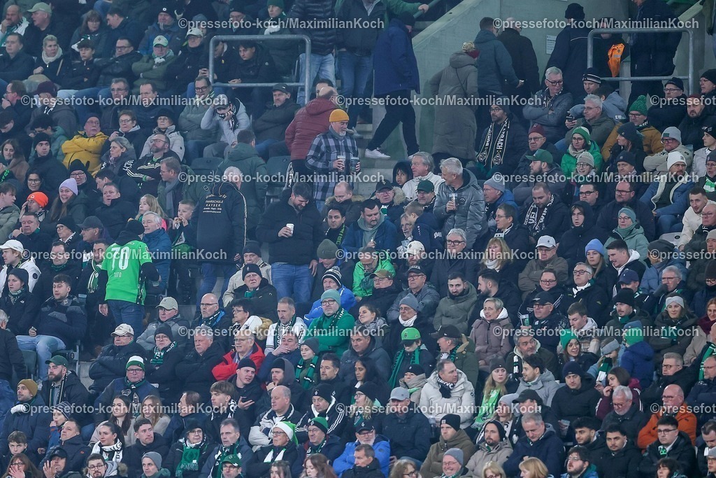 BMG13122502130 | 13.12.2025, Fußball, Borussia Mönchengladbach - VfL Wolfsburg, 1. Fußball Bundesliga, 14.Spieltag, Borussia-Park, Saison 2025 2026: Die Borussia Fans sitzen Enttäuscht auf der Tribüne - einige verlasse vorzeitig das Spiel  DFB regulations prohibit any use of photographs as image sequences and or quasi-video.
