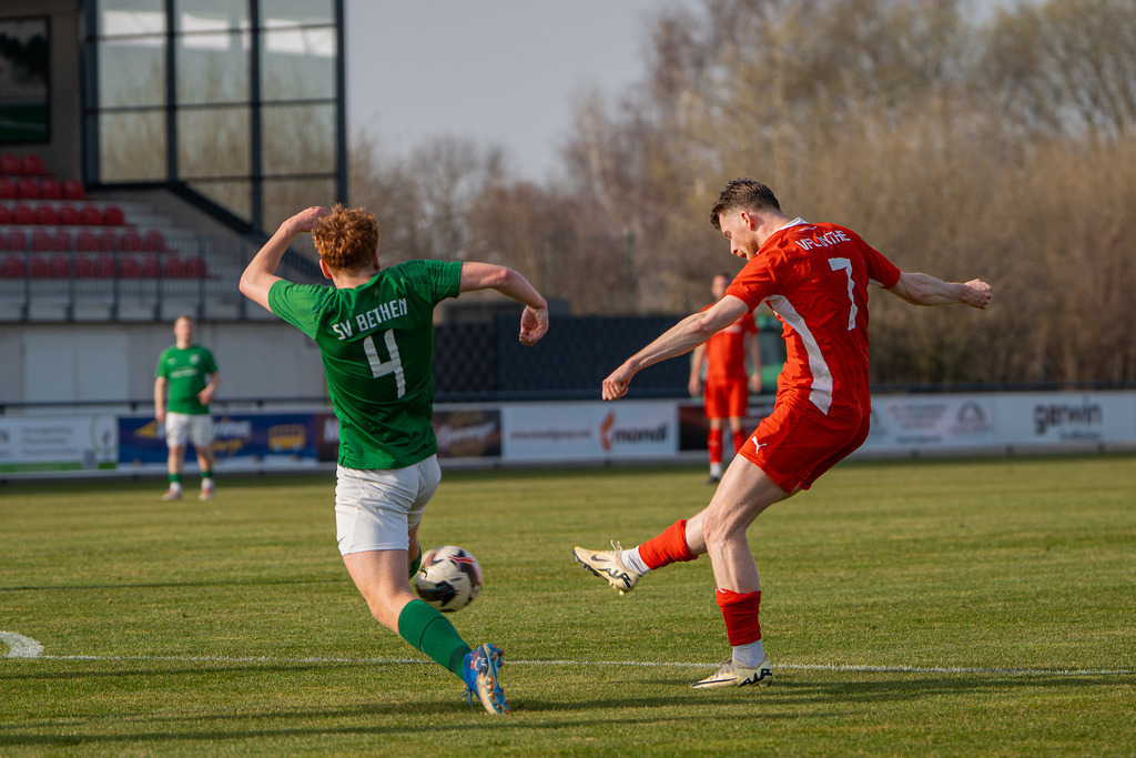 Fußball I Herren I Saison 2025-2026 I Bezirksliga Weser-Ems 4 I 22. Spieltag I Vfl Oythe  - SV Bethen I 7139 | jns.sportfotos - Realisiert mit Pictrs.com